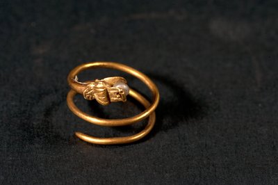Anello con una perla a forma di serpente (oro e perla) da Roman